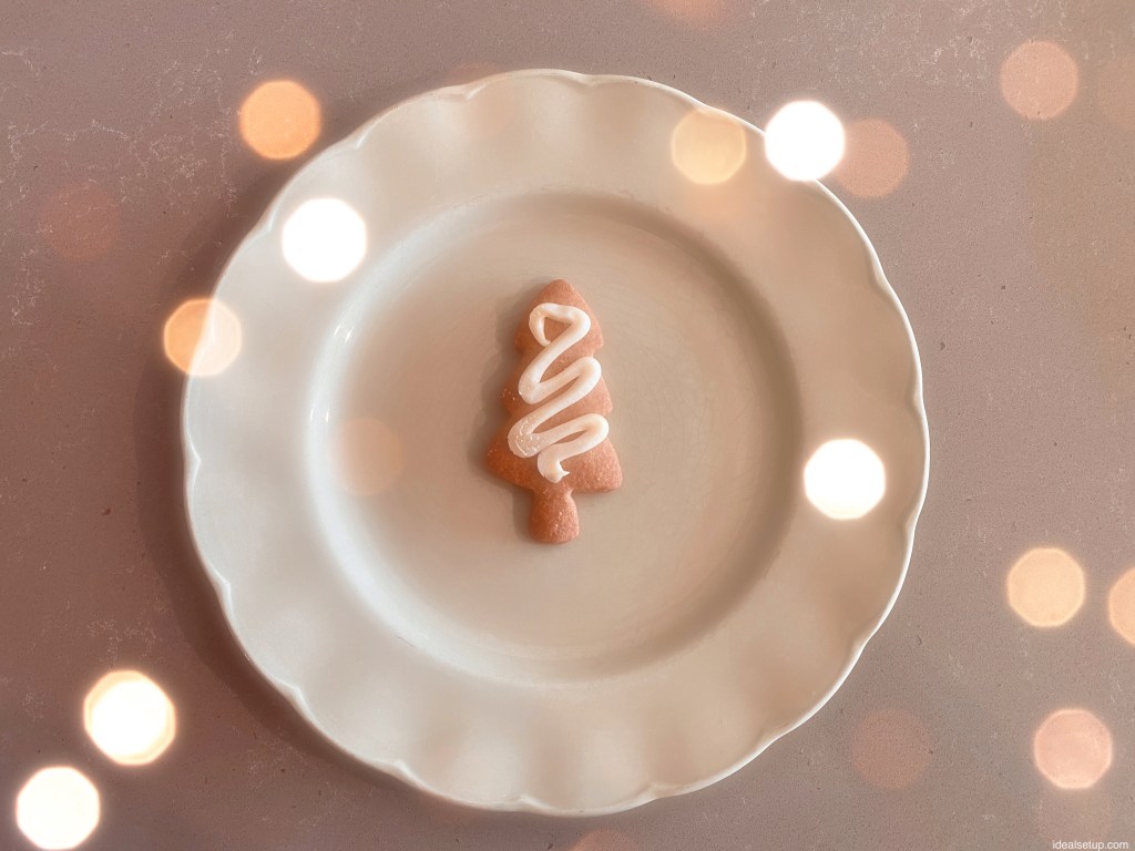 Christmas tree biscuit on a plate with starlight effect